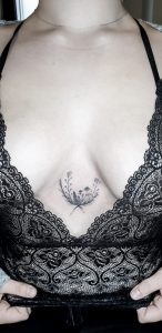 tetovani_kytky_u_prsou